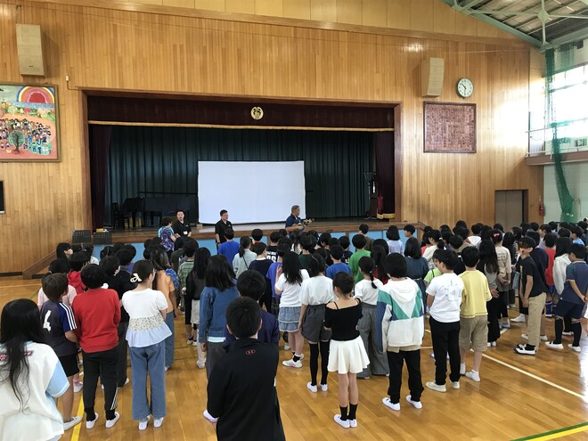 (画像) ウクレレを伴奏に校歌を歌いました