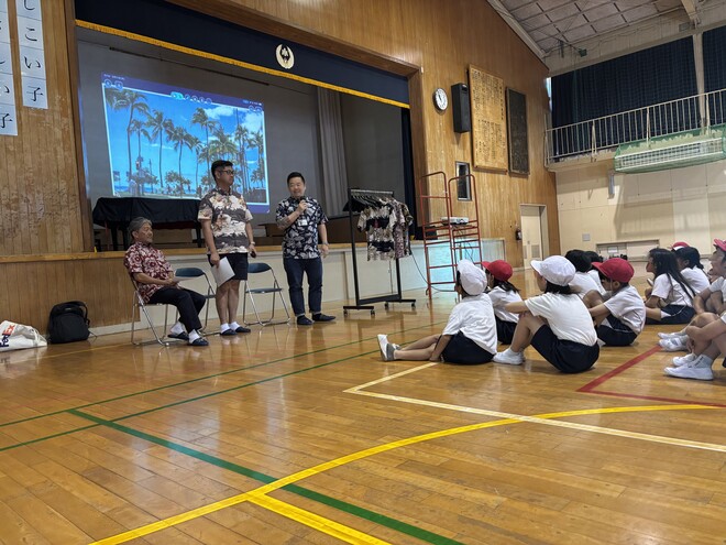 (画像) 代表のトムさんからアロハの歴史を学びます