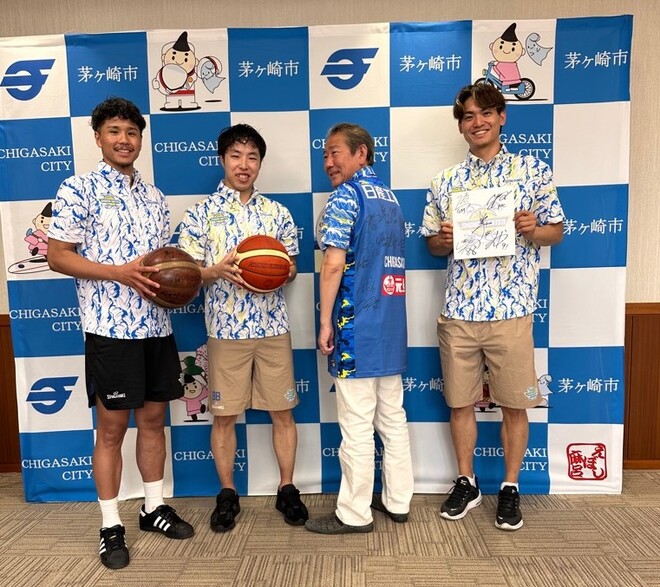 (画像）背中のサインを見せる市長（左から伊集貴也選手・重冨周希選手と高木慎哉選手）