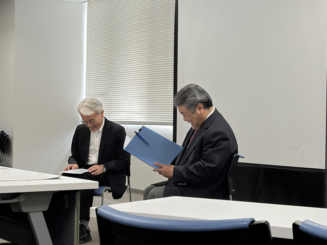 (画像）対談形式で行われた市内省エネ事例の紹介
