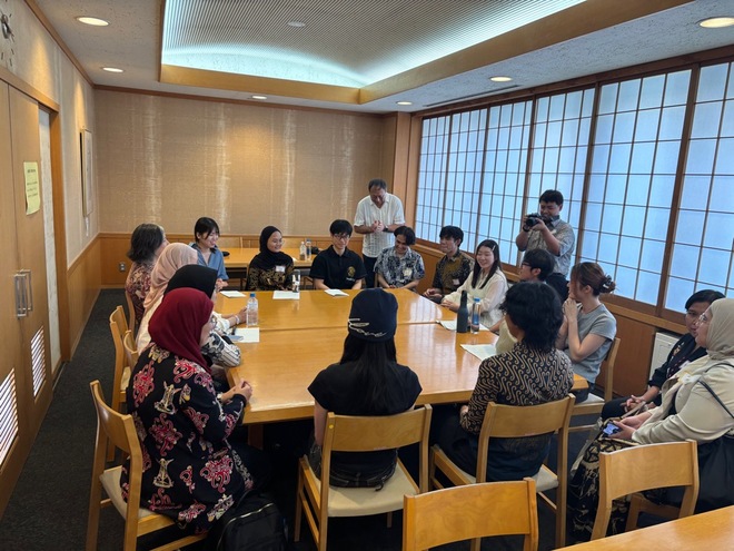 (画像）文教大学の学生とインドネシアの皆さんの交流の様子