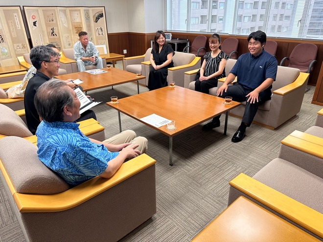 (画像)歓談中の様子（左から小川元市議・お姉様・お母様・近藤選手）
