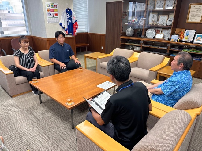 (画像）歓談中、近藤選手が話す言葉に「整理されている」と感心した市長