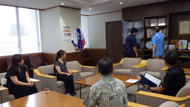 (画像)市長はサイン色紙を見せ、近藤選手に激励の言葉をかけました。