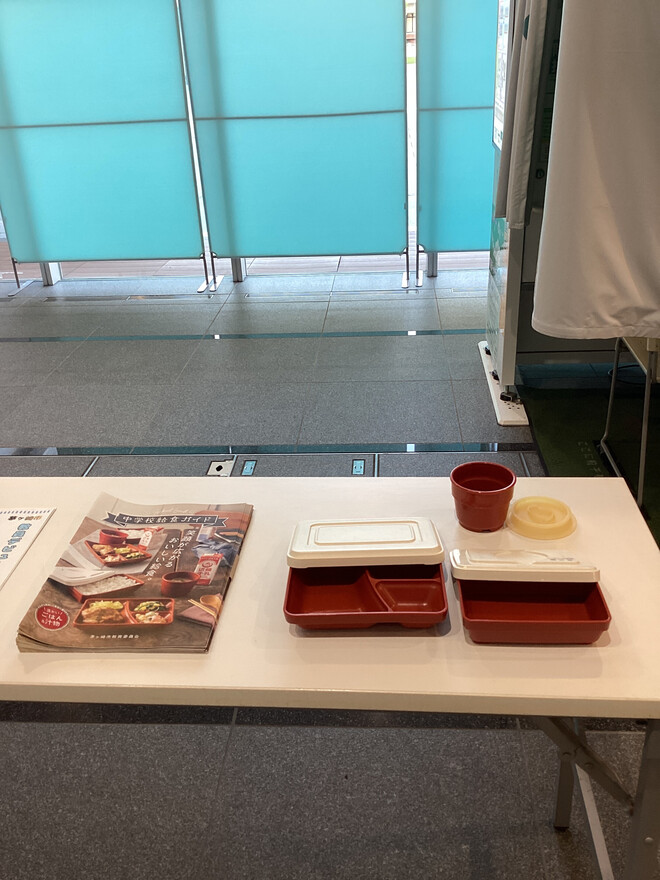 (画像)中学校給食のランチボックスも展示しました
