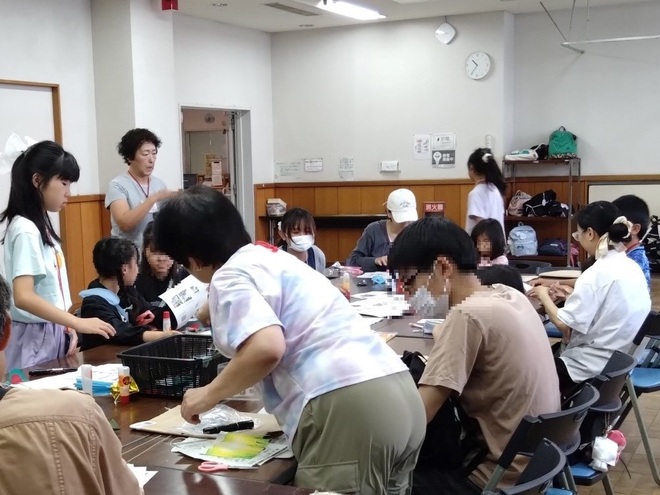 (画像)みんなで思い思いの飾りを作成