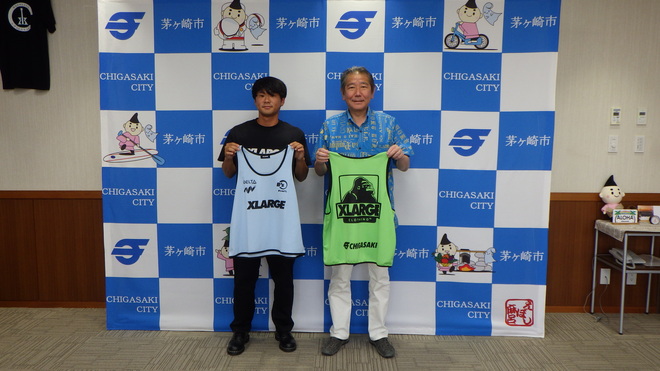 (画像）完成したビブスは3色。サザンビーチでの着用が期待されます。