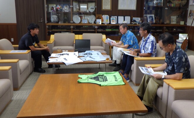 (画像)田中選手の積極的な活動に、市長も関心を寄せました。