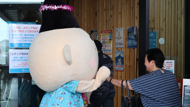 (画像)えぼし麻呂が施設入口でお出迎え