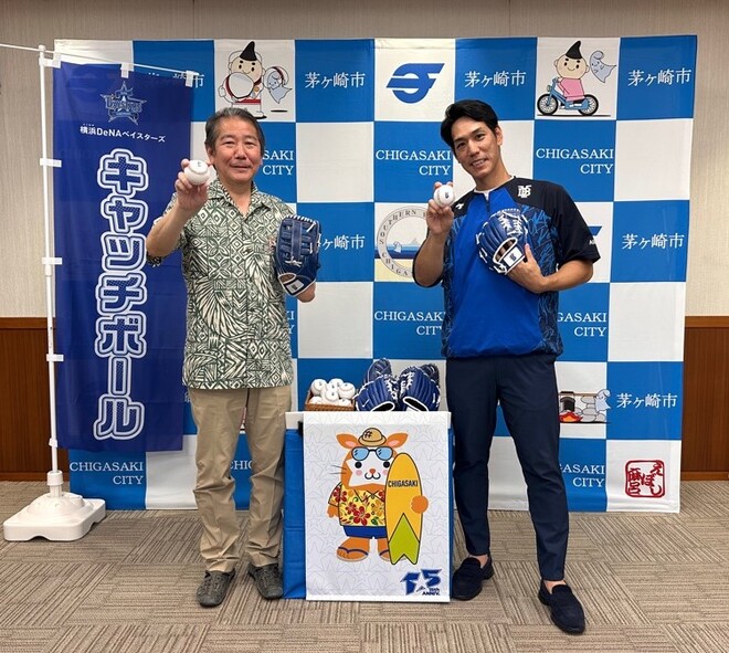 (画像)記念撮影　野球未来創造本部 野球普及・振興部　荒波様 （右）