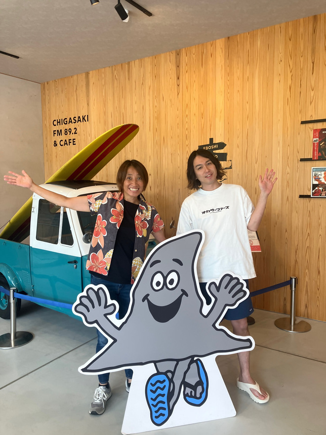 (画像）株式会社enisheの佐藤啓太さんとMCの杉山玲子さん（左）