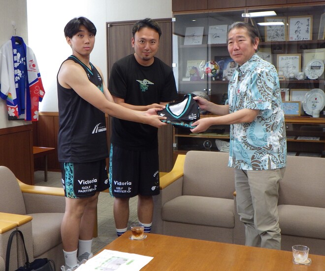 (画像）ユニフォームの贈呈　大塩直土 選手 （左）