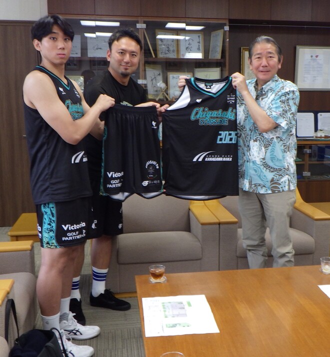 (画像)ユニフォームの贈呈　龍口健太郎 代表 （真ん中）