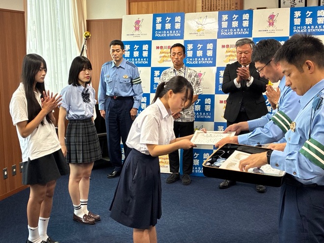 (画像）「赤信号　渡る背中を見てるのは　ルールを教わる子ども達」　茅ケ崎北陵高等学校　2年　長坂　そよ　さん