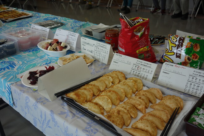 (画像）会場には国際色豊かな料理が並びました。