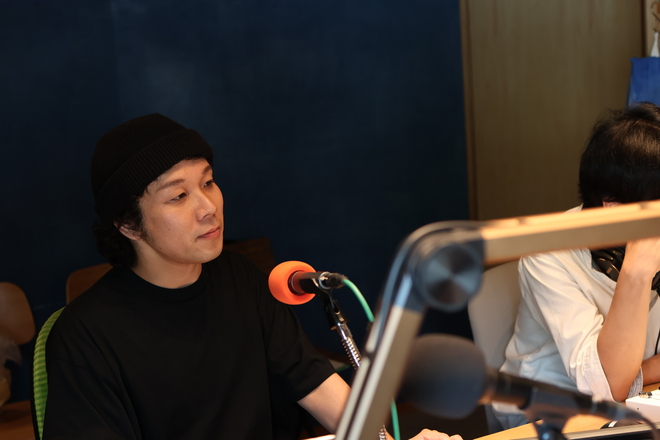 (画像）ラジオ出演中の様子　茅ヶ崎での生活の魅力についてじっくり語ってもらいました
