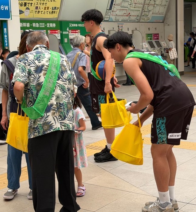 (画像）応援ゲストの選手の皆さんが啓発活動に参加されました。