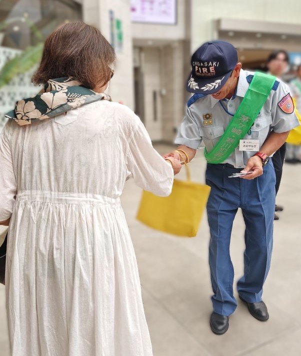（画像）熱心に犯罪抑止を呼びかけている様子