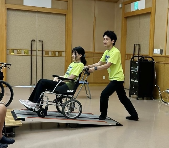 (画像）坂や階段の降り方は「後向き」！