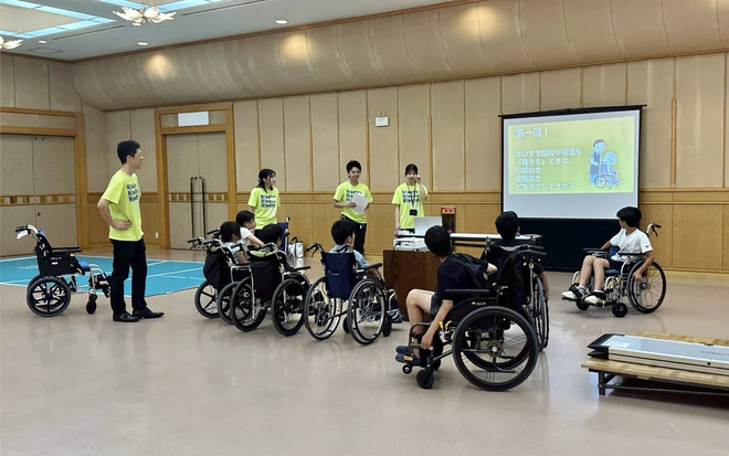 (画像）真剣にクイズに挑むみなさん