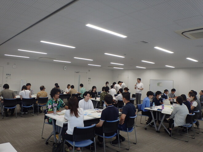 （画像）学生、職員がグループに分かれて話し合います