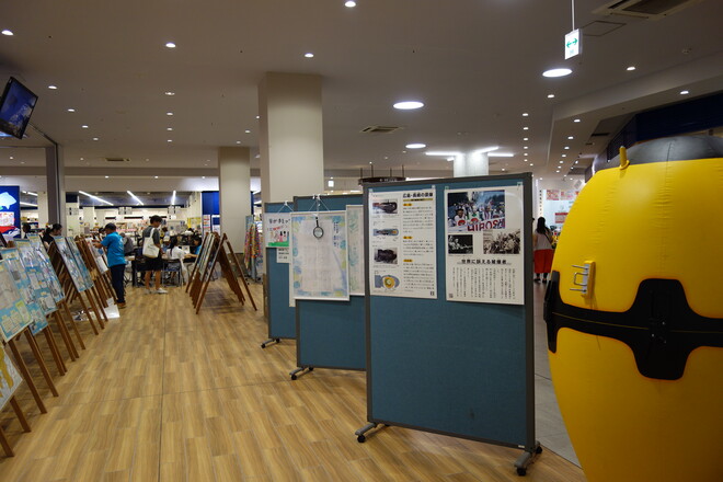 (画像）戦争の悲惨さを伝える多くのパネル等を展示しました。