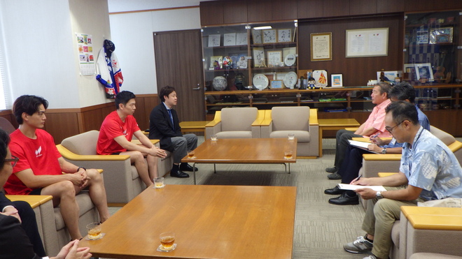 (画像）(左から)高木選手・伊藤選手・木下裕輔 代表取締役社長