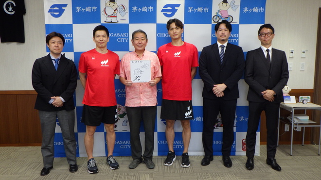 (画像）「赤も似合うよ！かっこいいよ！」と、市長も笑顔で記念撮影