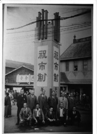 茅ケ崎駅北口に立った市制施行祝賀柱