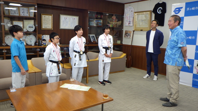 （画像）撮影後も市長は選手たちに声を掛け、激励しました。