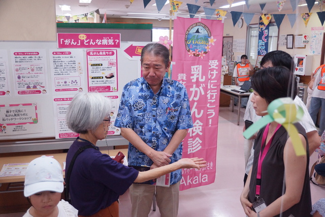 (画像）市長も乳がん検診の重要さを学びます。