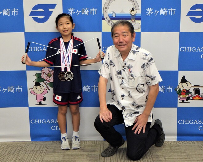 (画像）ポーズを決めて、市長と記念撮影