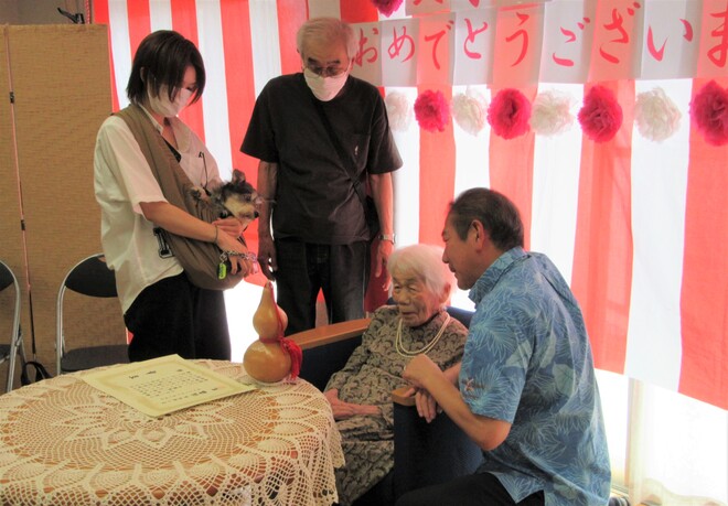 (画像）お祝いのひょうたんをお渡ししました