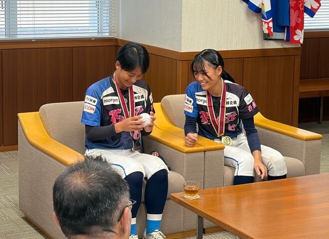(画像）市ゆかりの選手のサインボール、 (左から）加藤 はな選手・半谷 心乙選手