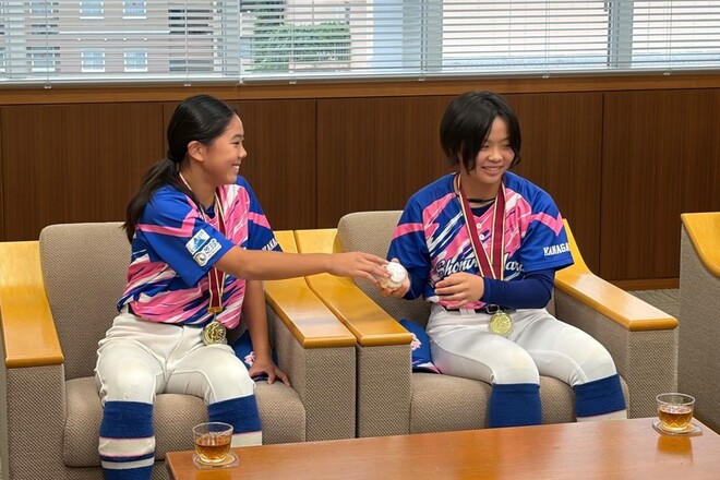 (画像）市長が見せてくれました。 (左から）橋口 綺音選手・牧野 夏喜選手