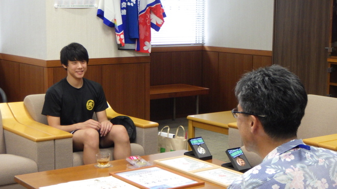 (画像）歓談中、和やかな笑顔を見せる木村選手