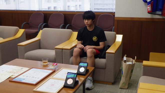 (画像）並べきれない賞状の数々が、飛躍を物語っています。