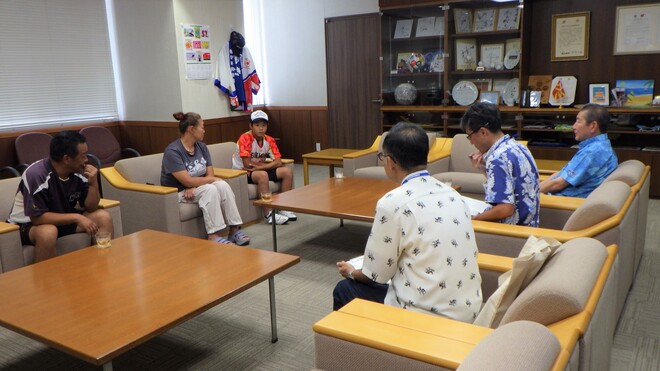 (画像）ご両親とともに大会報告