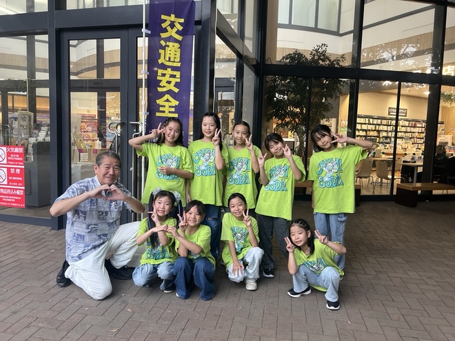 (画像）市長とクリームソーダの集合写真