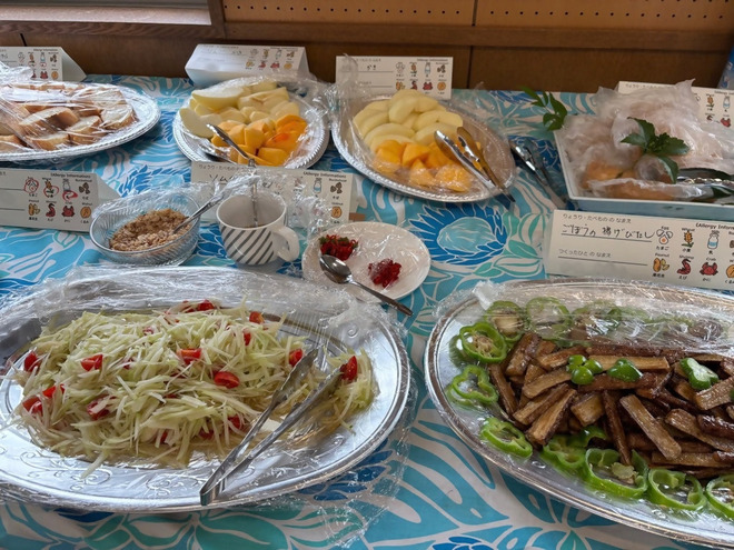 (画像）会場には国際色豊かな料理が並びました。