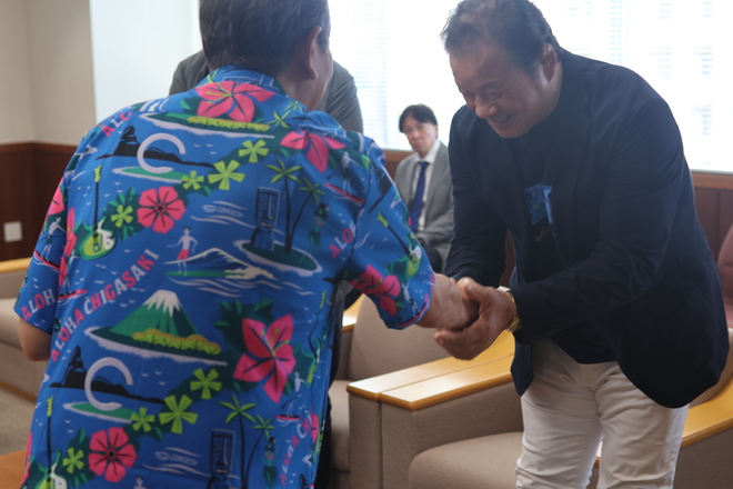 (画像）厚い握手を交わす藤波さんと市長