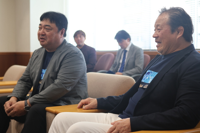 (画像）市内事業者とプロレスレジェンドのコラボレーションが実現しました