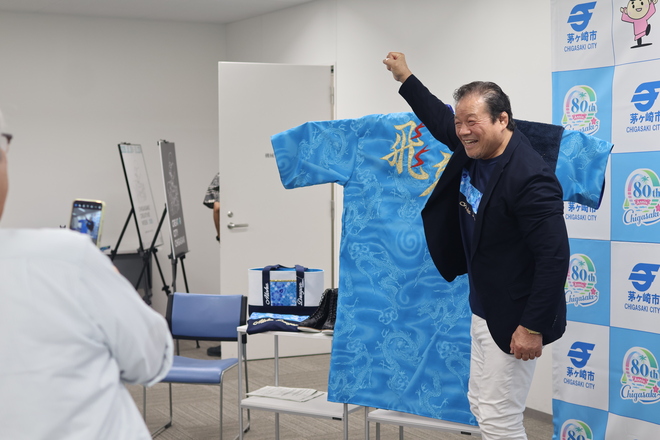 (画像）記者会見で一点もののガウンと共に