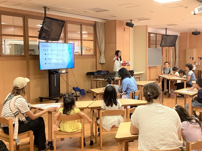 (画像）校長先生のお話に耳を傾けます