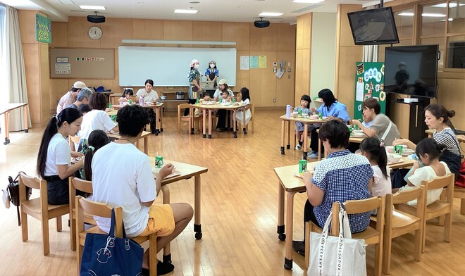 (画像） みんなで仲良く味わうはじめての学校給食