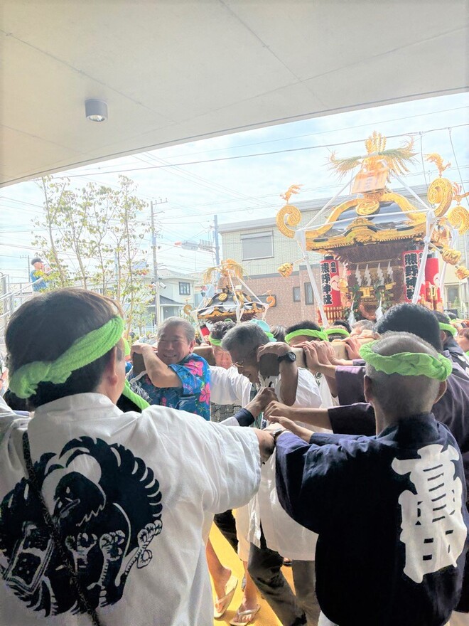 (画像） 市長も神輿を担ぎお祝いムードを盛り上げます