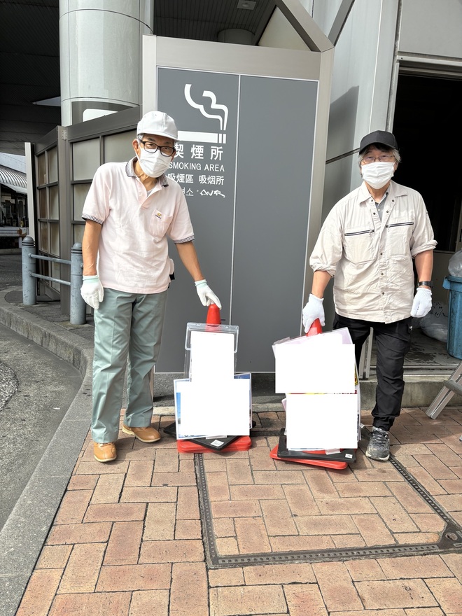 (画像）歩道上にある違反広告物は歩行者等の通行の妨げになります