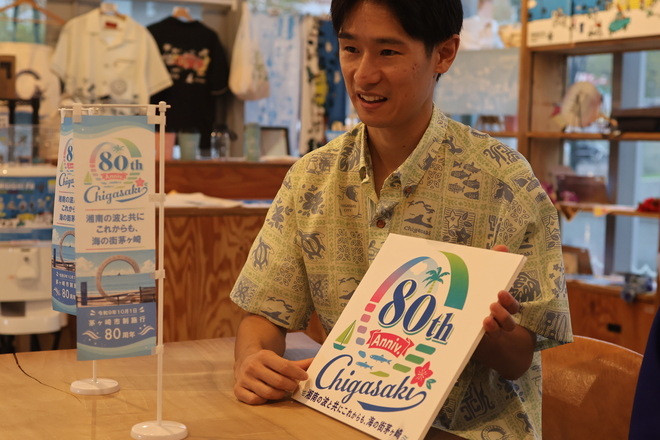 (画像）様々なモチーフを散りばめたカラフルなロゴマーク