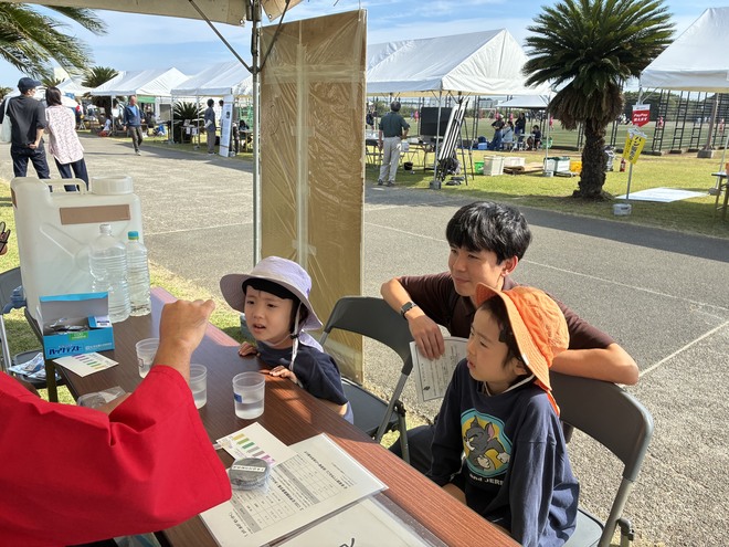(画像）茅ヶ崎市ブースでは簡単な水質検査を体験してもらいました
