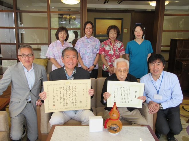 (画像）施設の方も一緒にお祝いしました。